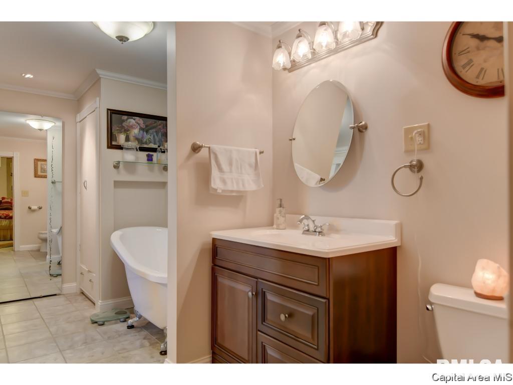 109 West Jackson Street Athens, IL 62613 - Photo 30 of 36 Gallery Image 30