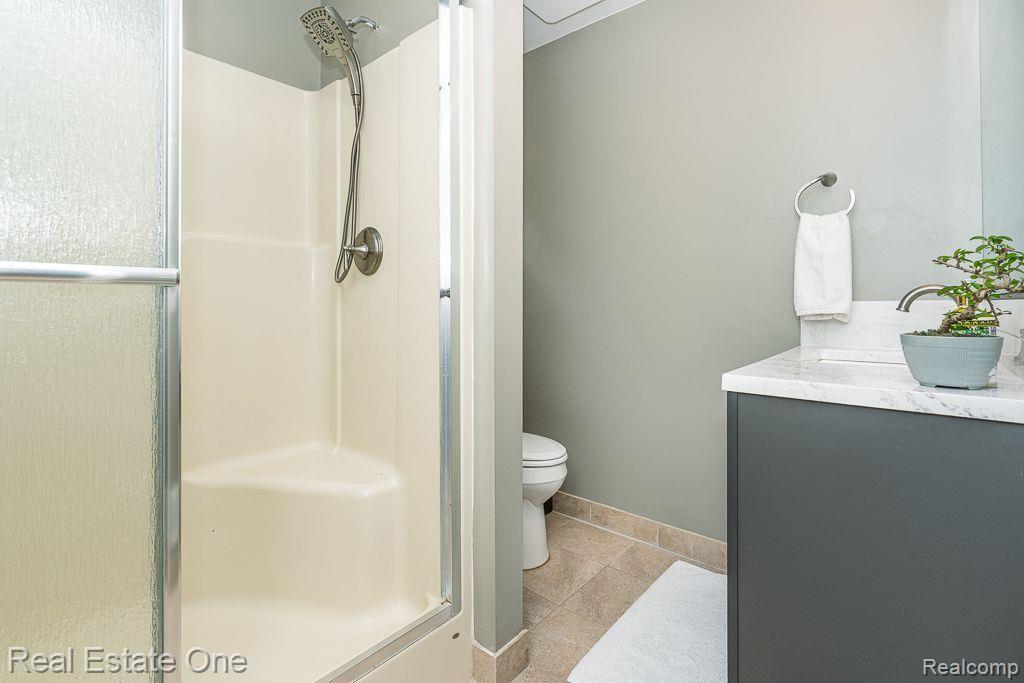 370 South Rochester Road Rochester, MI 48307 - Photo 15 of 37 Across from primary NEW spa like bathroom 2024