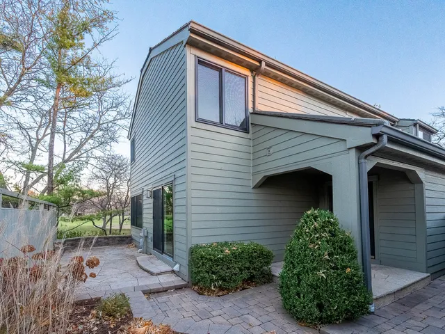 $374,900 | 245 Timber Ridge Lane, Unit 245, Lake Barrington, IL 60010