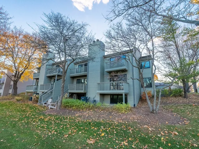 $374,900 | 245 Timber Ridge Lane, Unit 245, Lake Barrington, IL 60010