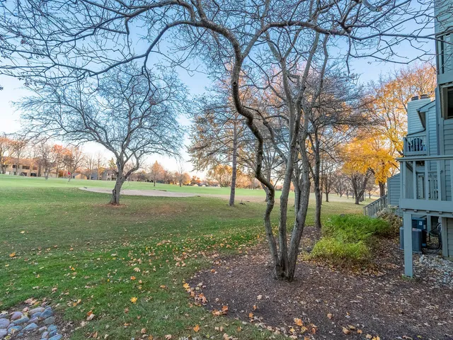 $374,900 | 245 Timber Ridge Lane, Unit 245, Lake Barrington, IL 60010