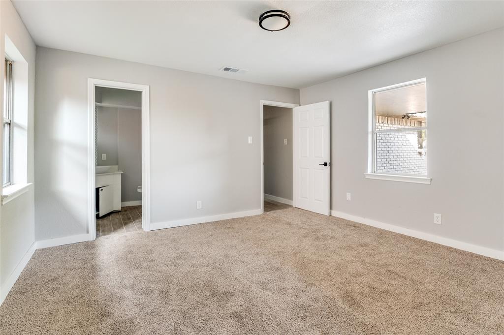 1287 Whispering Trail Dallas, TX 75241 - Photo 20 of 24 an empty room with windows and closet