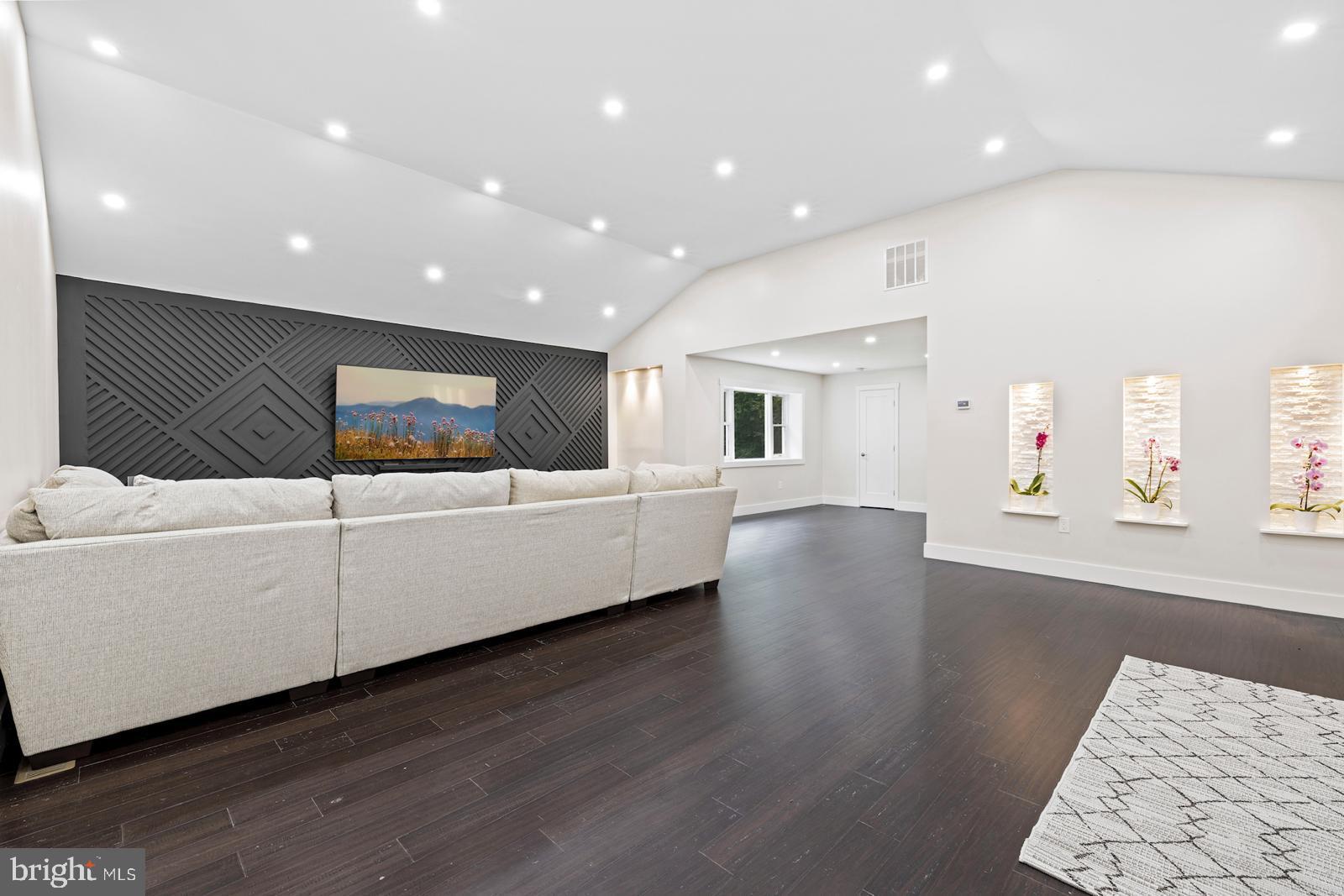 4300 Oaktree Road Rockville, MD 20853 - Photo 2 of 32