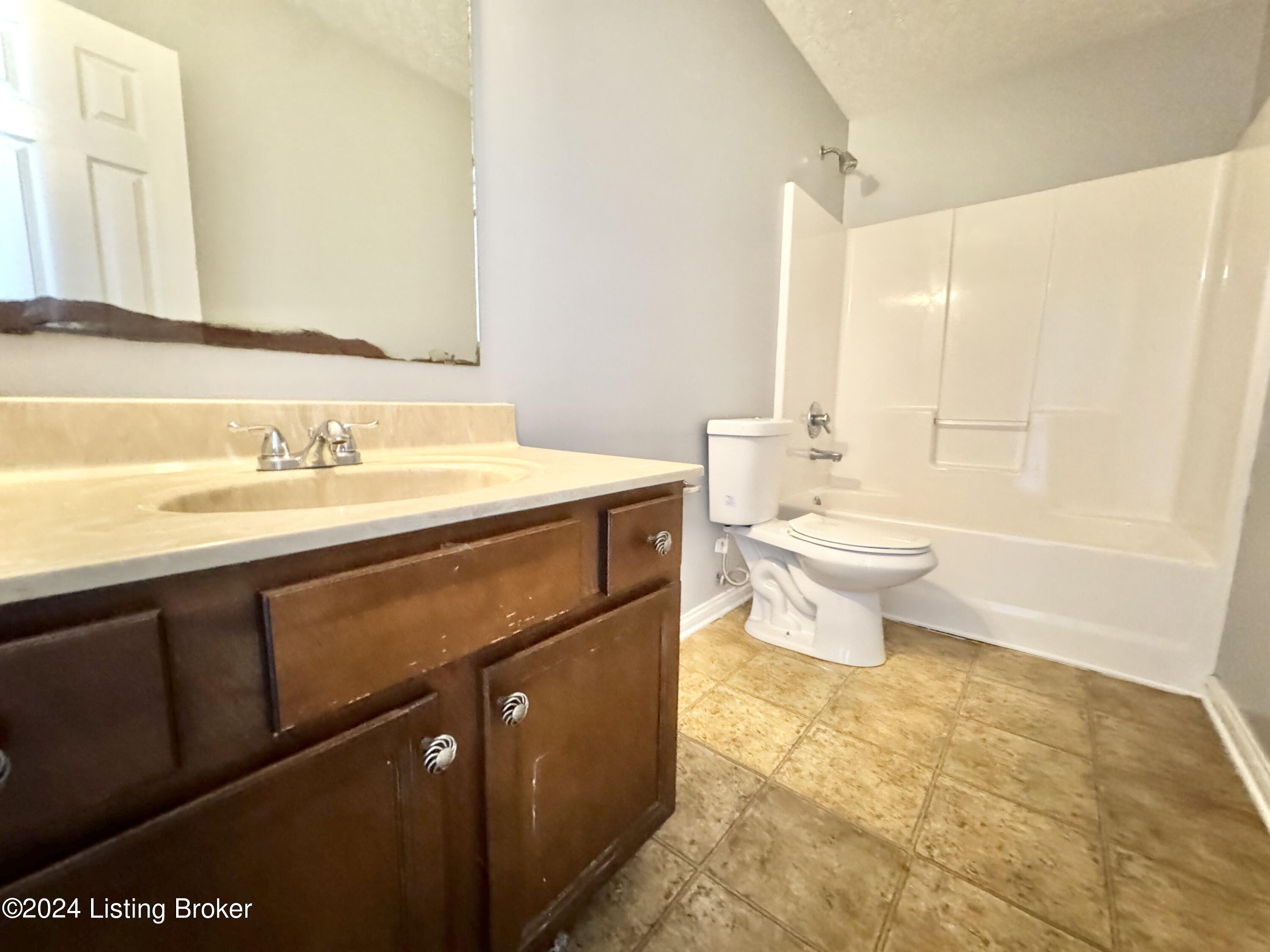9822 Brooks Bend Road Louisville, KY 40258 - Photo 28 of 44 Second Floor Full Bath