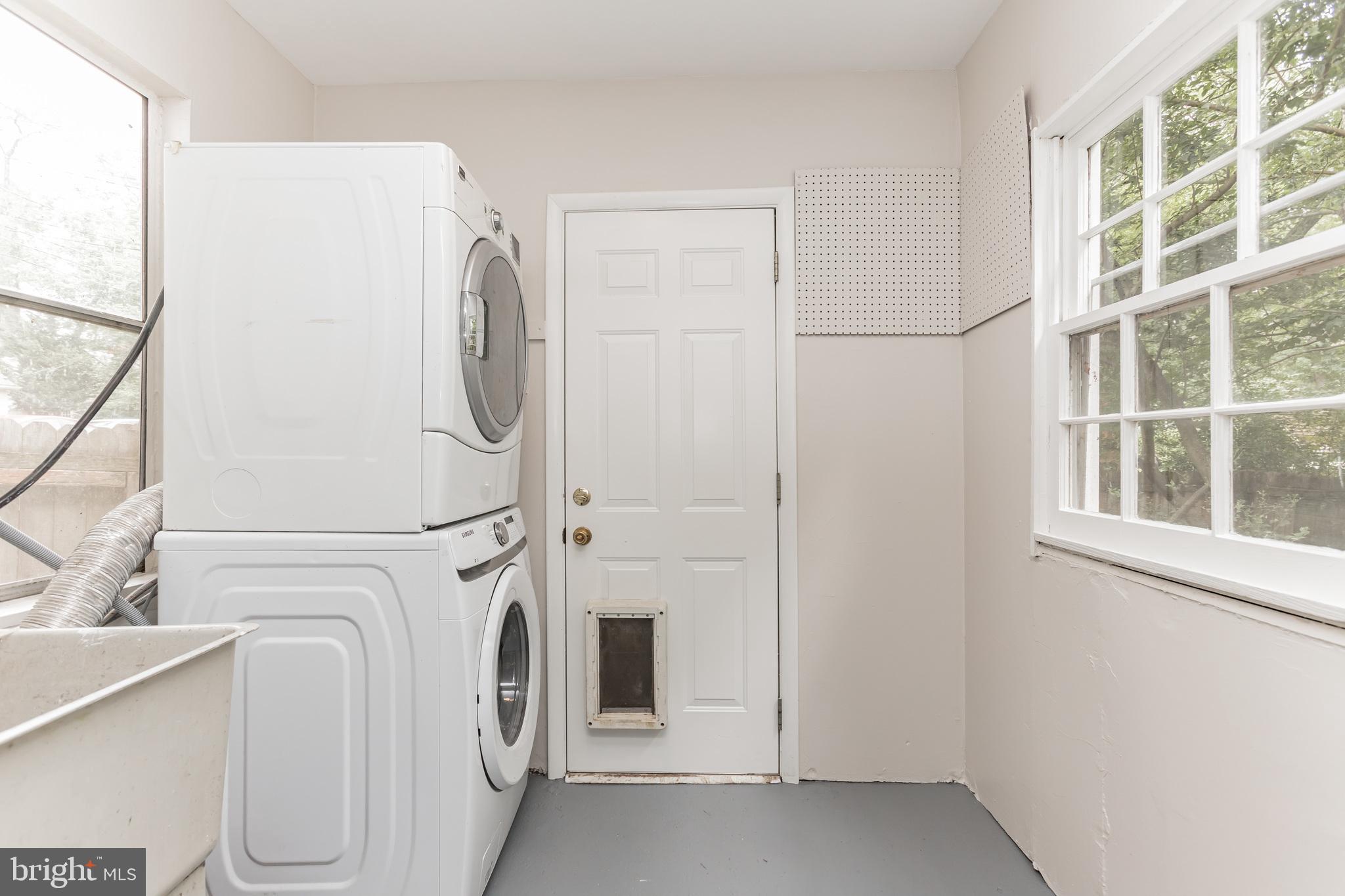 916 Robin Road Silver Spring, MD 20901 - Photo 10 of 30 There is a mud room too! Washer and dyrer convey