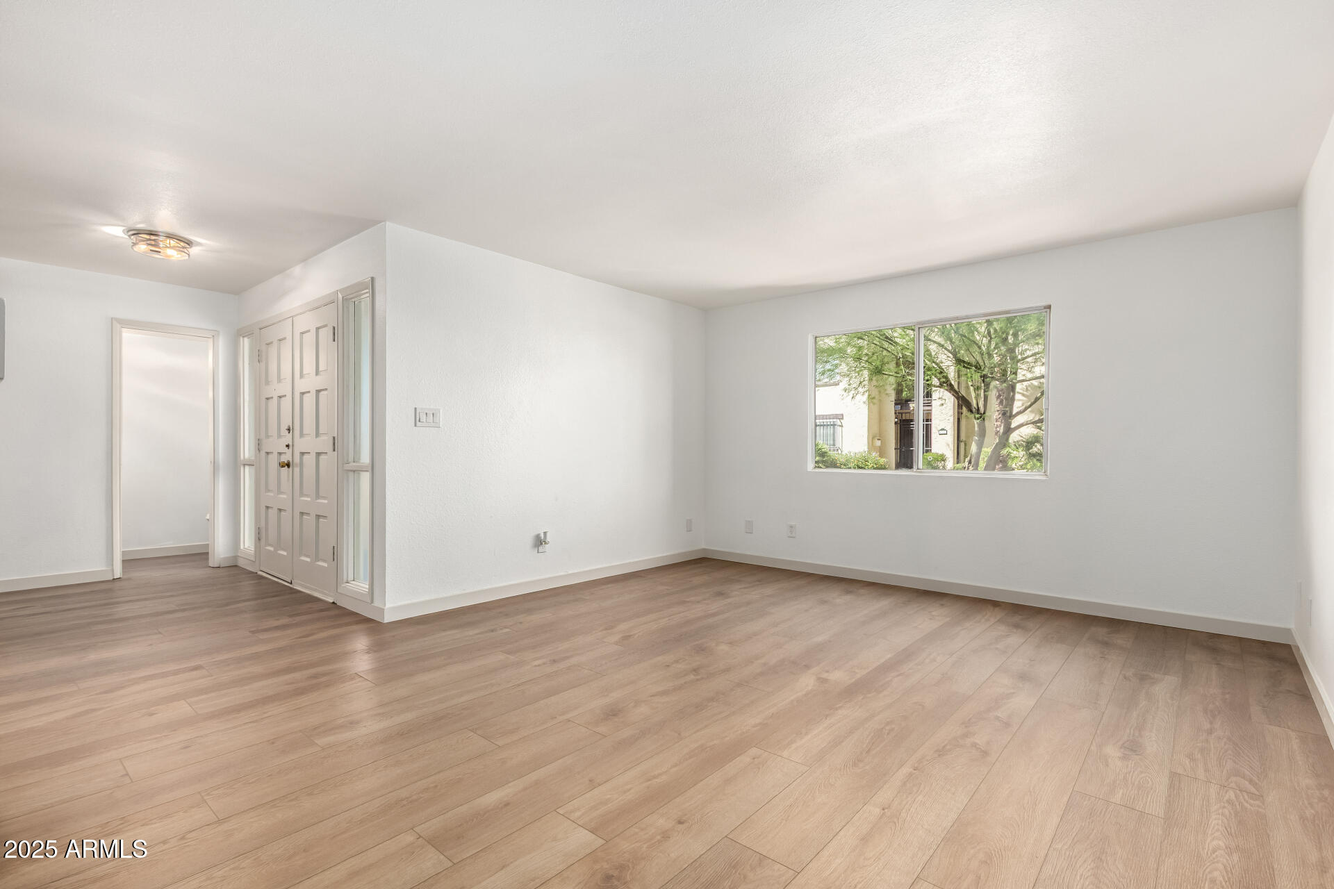 1707 West Marlette Avenue Phoenix, AZ 85015 - Photo 11 of 35 Living Room Entry