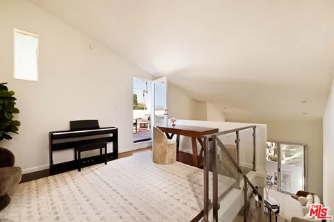 $849,000 | 725 South Barrington Avenue, Unit 301, Los Angeles, CA 90049