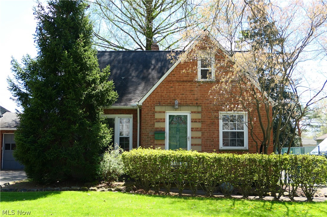 View of front facade featuring a front lawn