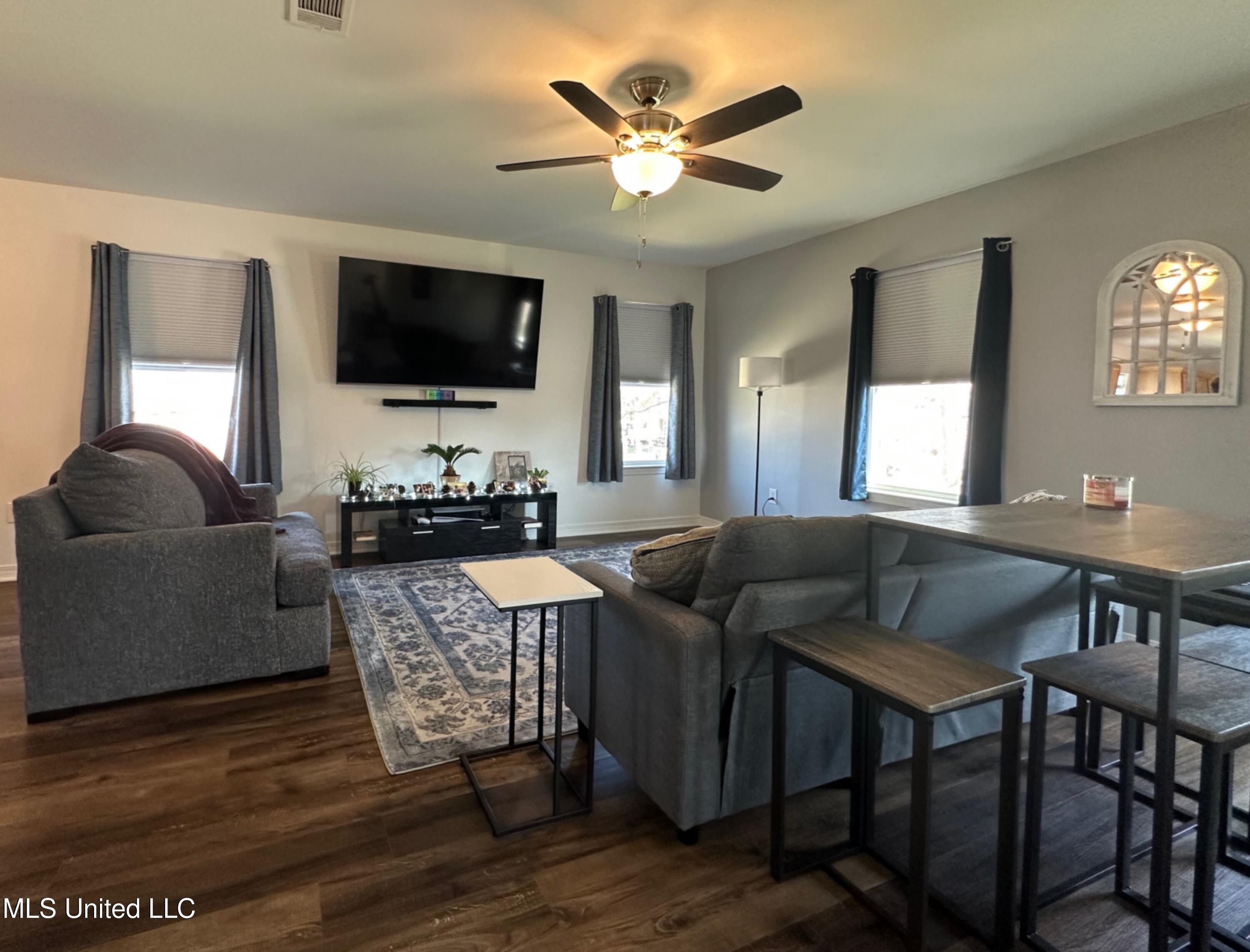 161 Claiborne Street Biloxi, MS 39530 - Photo 5 of 12 Living Room