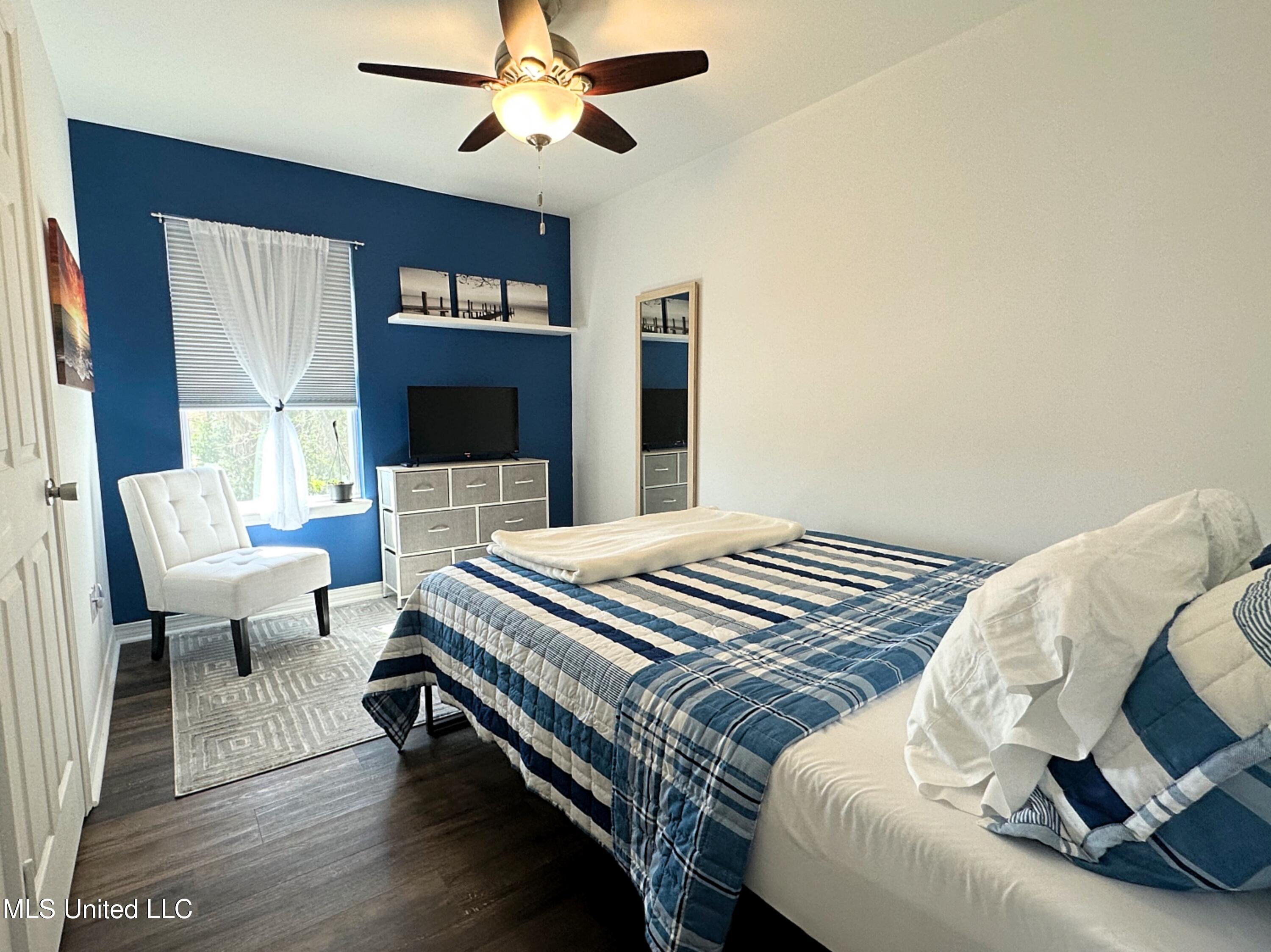 161 Claiborne Street Biloxi, MS 39530 - Photo 9 of 12 Guest Room