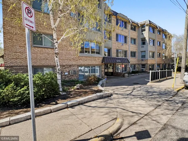 $2,700 | 2727 West 43rd Street, Unit 408, Minneapolis, MN 55410