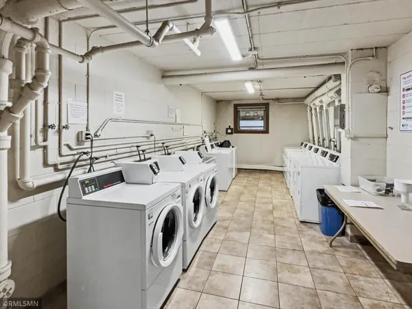 $2,700 | 2727 West 43rd Street, Unit 408, Minneapolis, MN 55410