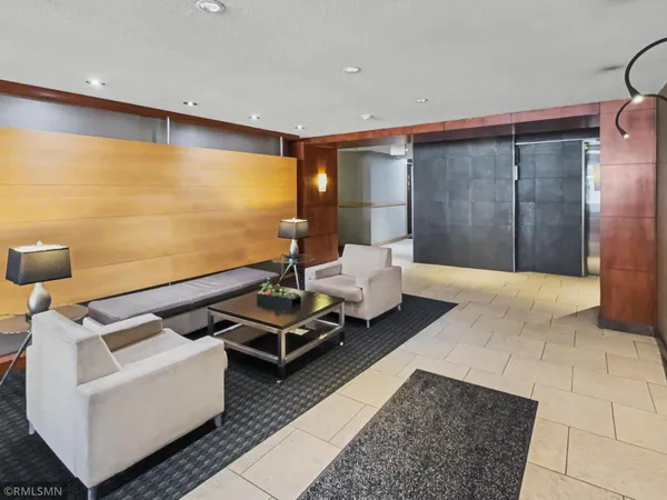 $2,700 | 2727 West 43rd Street, Unit 408, Minneapolis, MN 55410