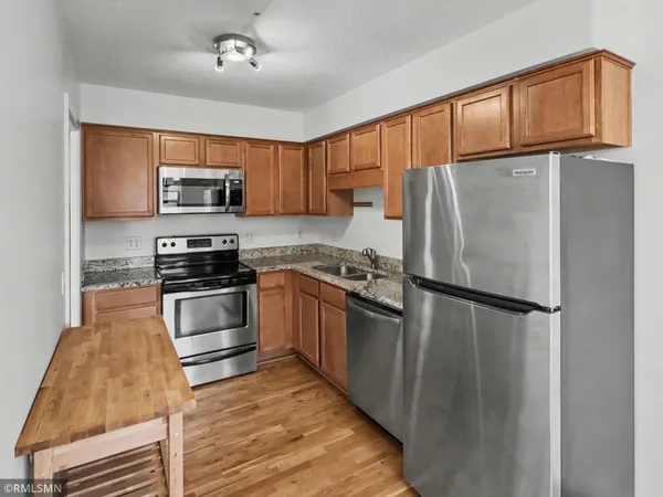 $2,700 | 2727 West 43rd Street, Unit 408, Minneapolis, MN 55410