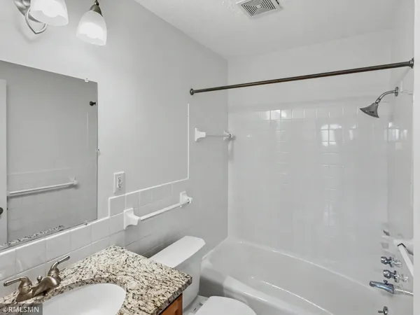 $2,700 | 2727 West 43rd Street, Unit 408, Minneapolis, MN 55410