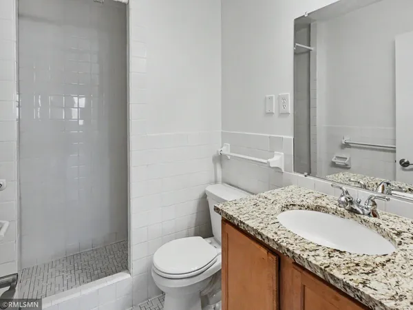 $2,700 | 2727 West 43rd Street, Unit 408, Minneapolis, MN 55410