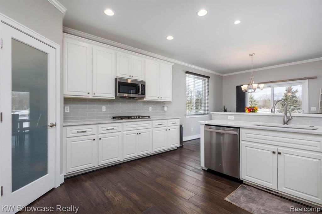 1037 Birkshire Ridge Rochester Hills, MI 48307 - Photo 8 of 44