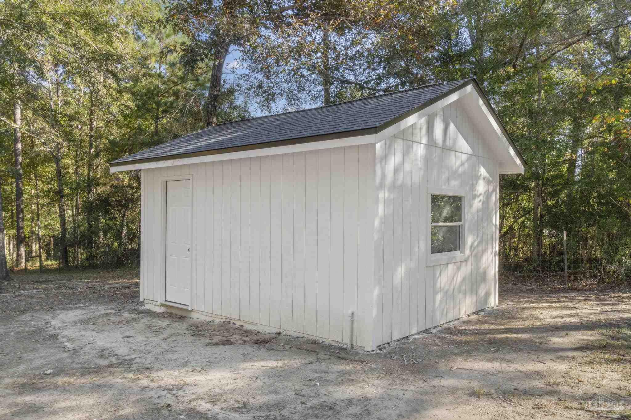 195 Miller Road DeFuniak Springs, FL 32435 - Photo 39 of 50 a backyard of a house with garage