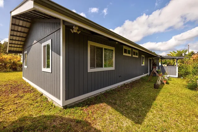 a view of a house with backyard