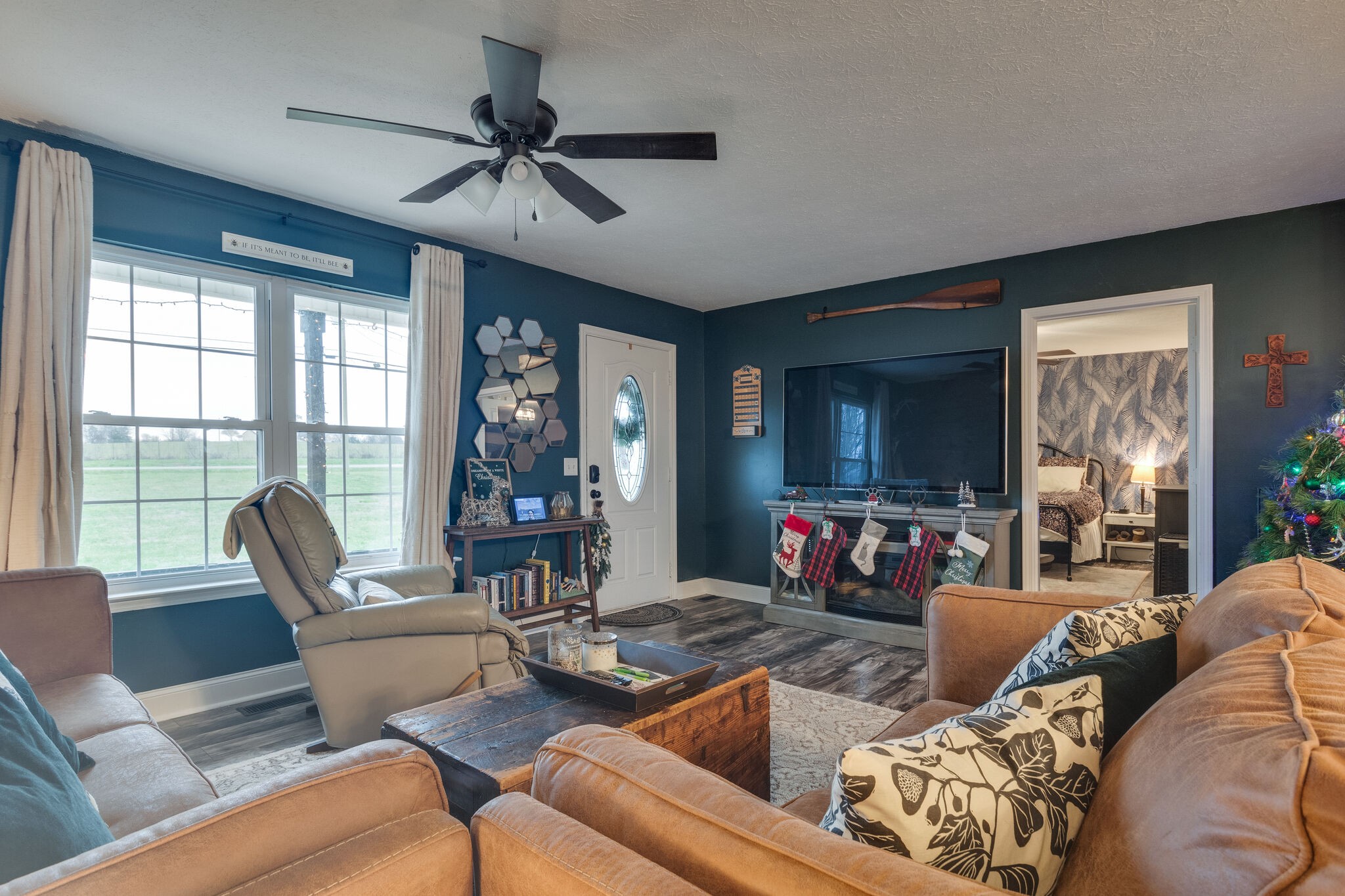 1537 Longview Road Unionville, TN 37180 - Photo 5 of 28 a living room with furniture and a large window
