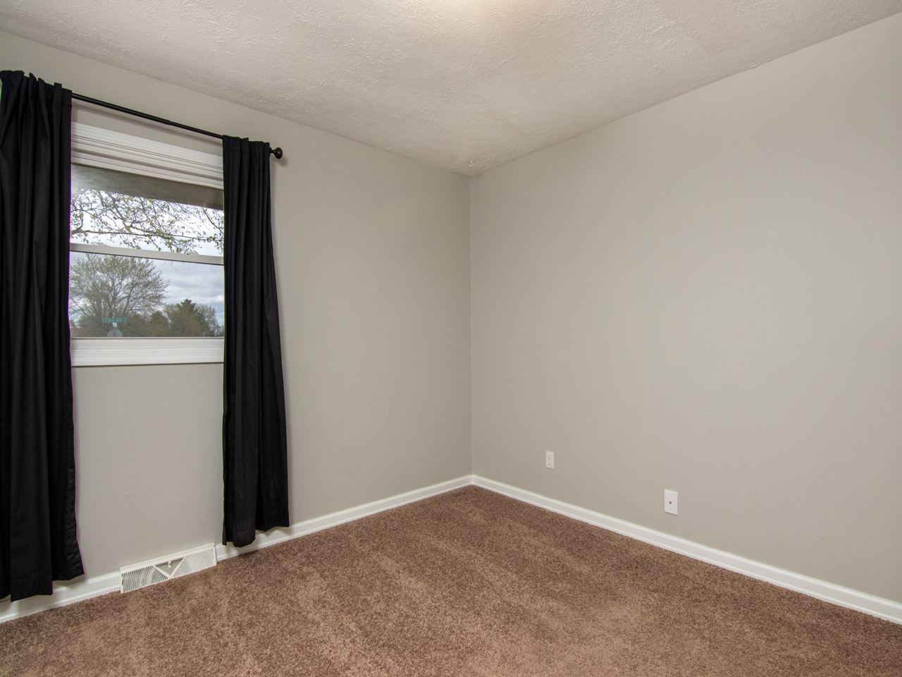 3943 Cutty Sark Road Cherry Valley, IL 61016 - Photo 15 of 25 an empty room with a window