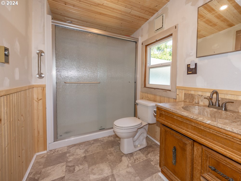635 Main Street Fairview, OR 97024 - Photo 11 of 36 Bathroom