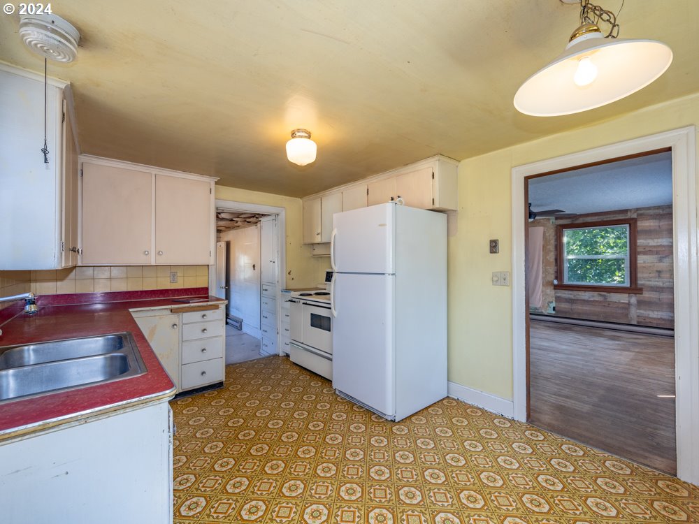 635 Main Street Fairview, OR 97024 - Photo 8 of 36 Kitchen/Living Room