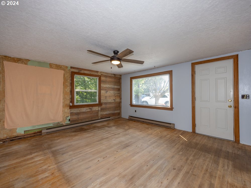 635 Main Street Fairview, OR 97024 - Photo 9 of 36 Living Room