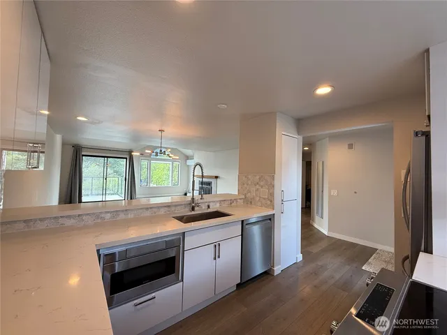 $2,975 | 6121 Northeast 175th Street, Unit A402, Kenmore, WA 98028