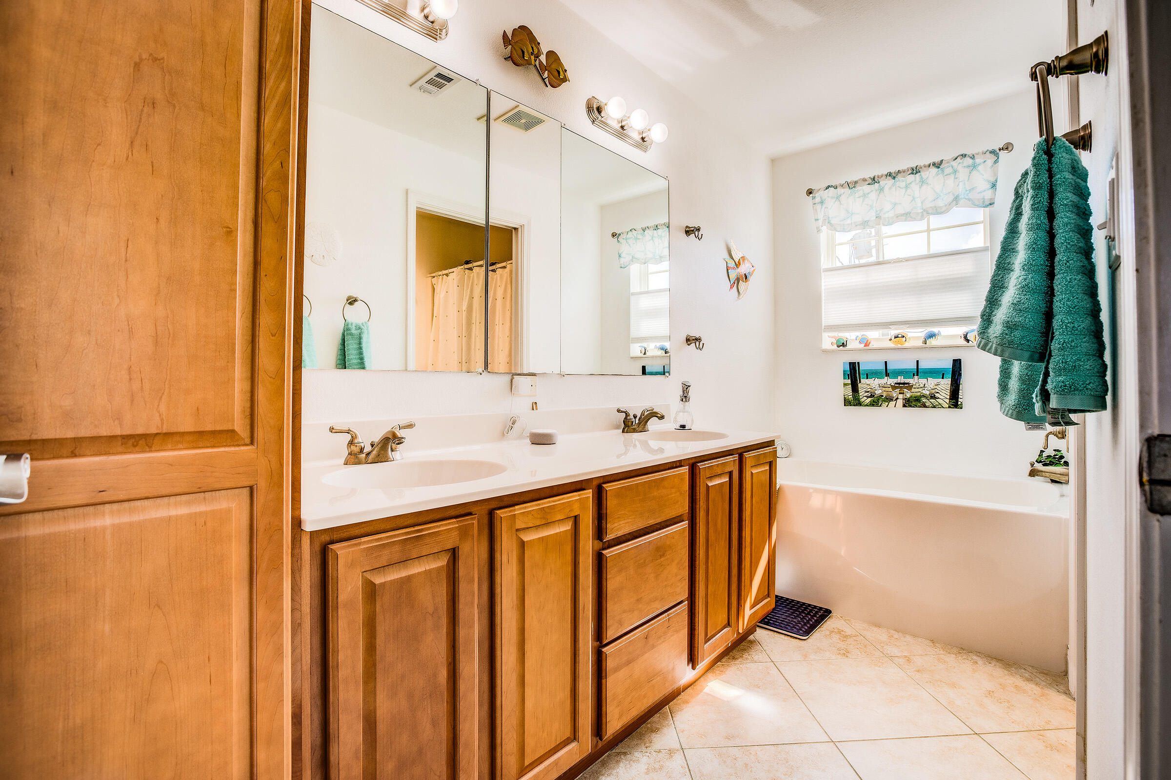 29479 Ranger Avenue Big Pine Key, FL 33043 - Photo 25 of 45 Master Bath w/tub