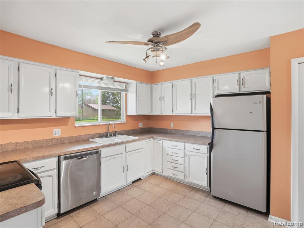 2439 North Long Lake Road Fenton, MI 48430 - Photo 8 of 25