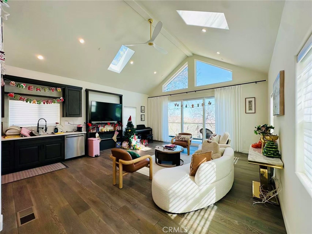 1670 Grass Valley Road Lake Arrowhead, CA 92352 - Photo 6 of 30 Living Room