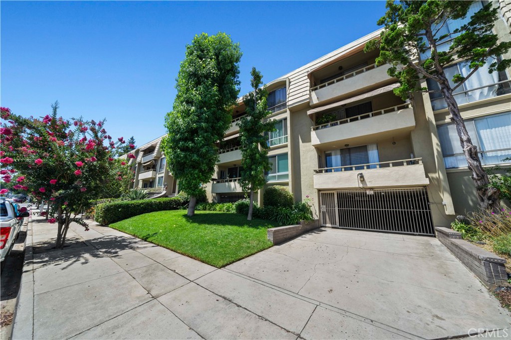 5215 Balboa Boulevard, Unit 203 Encino, CA 91316 - Photo 24 of 27 a front view of a house with a yard