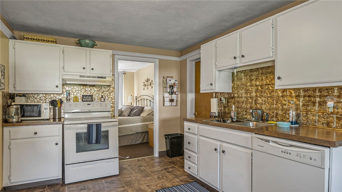 1021 Toll Gate Road Warwick, RI 02886 - Photo 6 of 23 Gallery Image 6