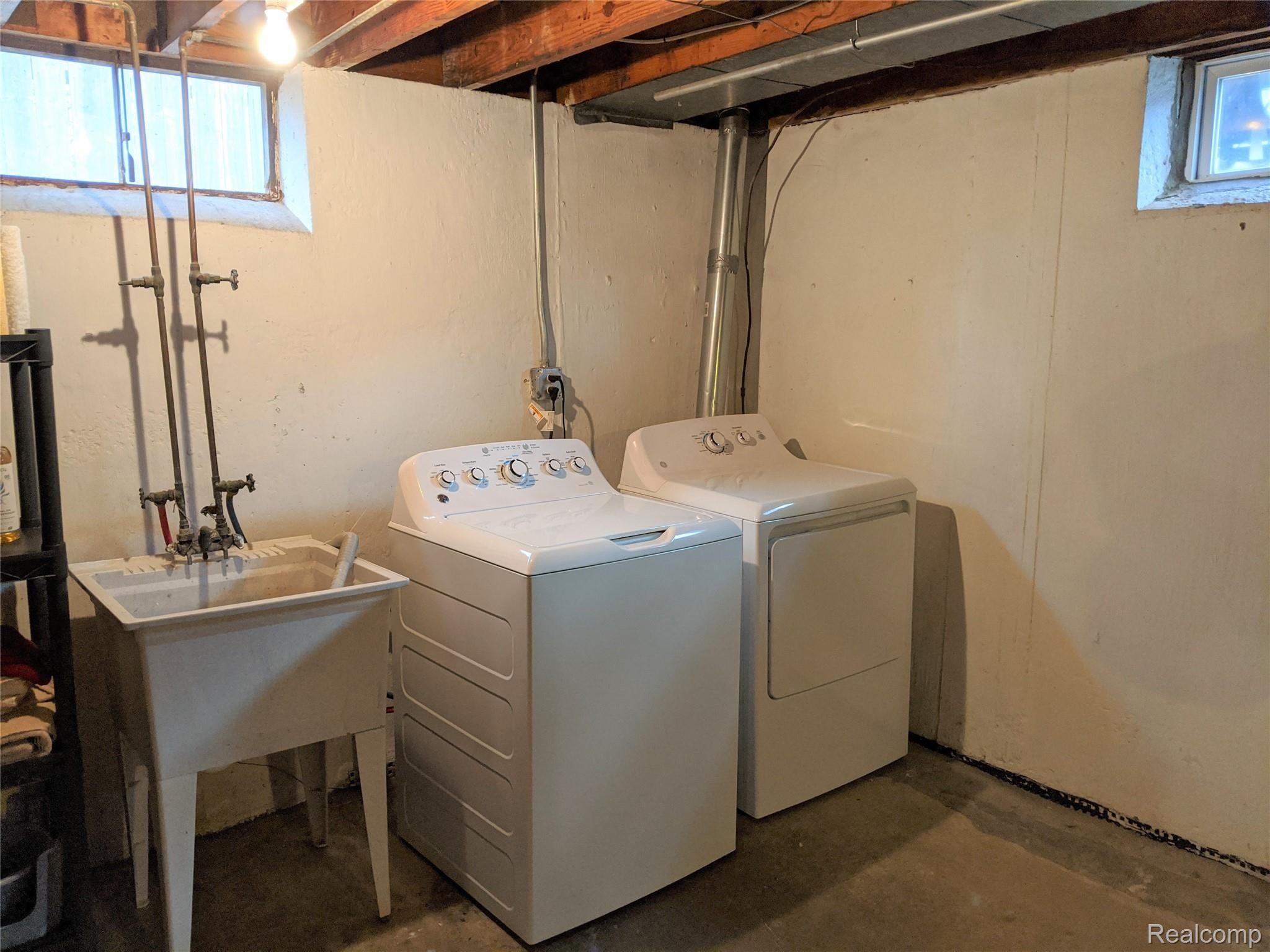 13357 Rosedale Street Southgate, MI 48195 - Photo 32 of 37 Laundry area-washer and dryer stay