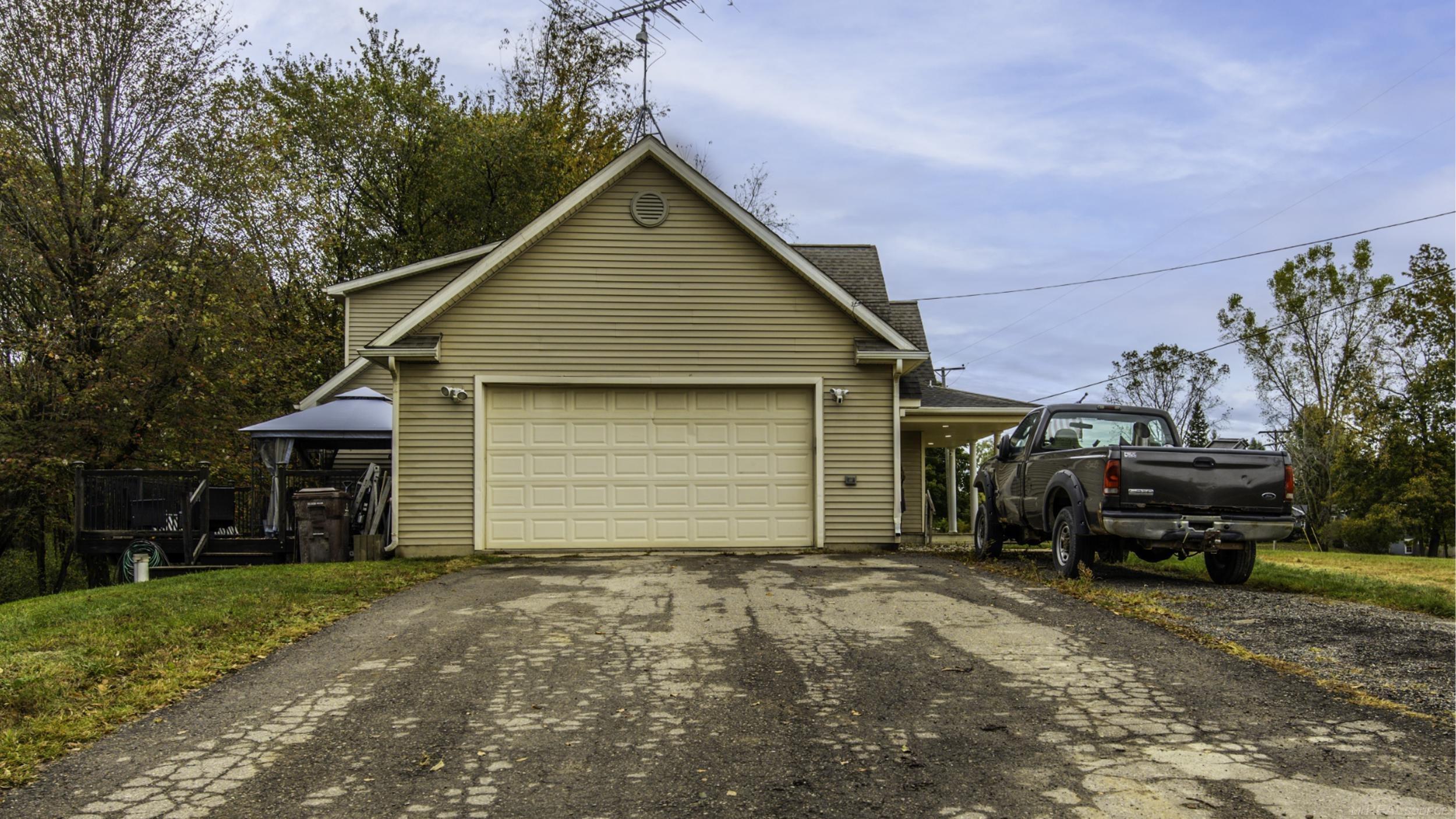 3955 Hogback Road Fowlerville, MI 48836 - Photo 9 of 71 50194045-0B163A8A-8793-4F98-BB62-94C40F4471D3.JPG