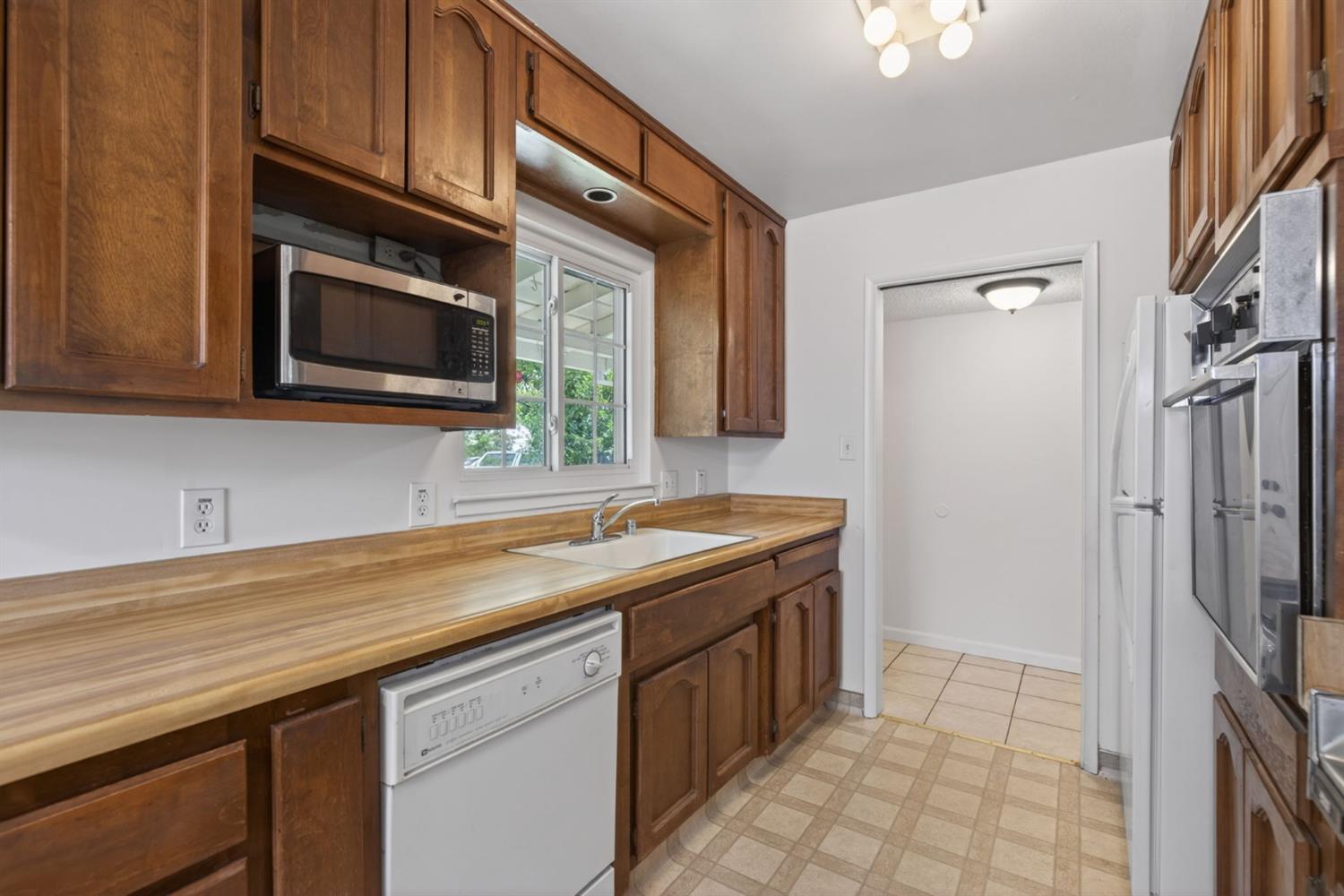 3510 Ardmore Road Sacramento, CA 95821 - Photo 8 of 32