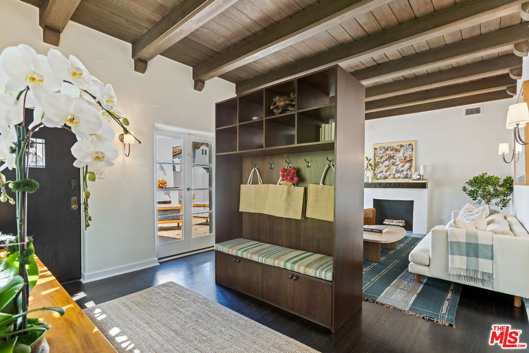 950 South Muirfield Road Los Angeles, CA 90019 - Photo 12 of 43