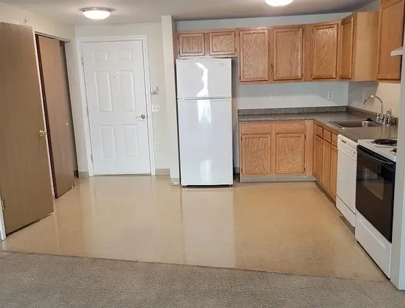 $2,400 | 8 Greenleaf Drive, Unit G, Merrimac, MA 01860