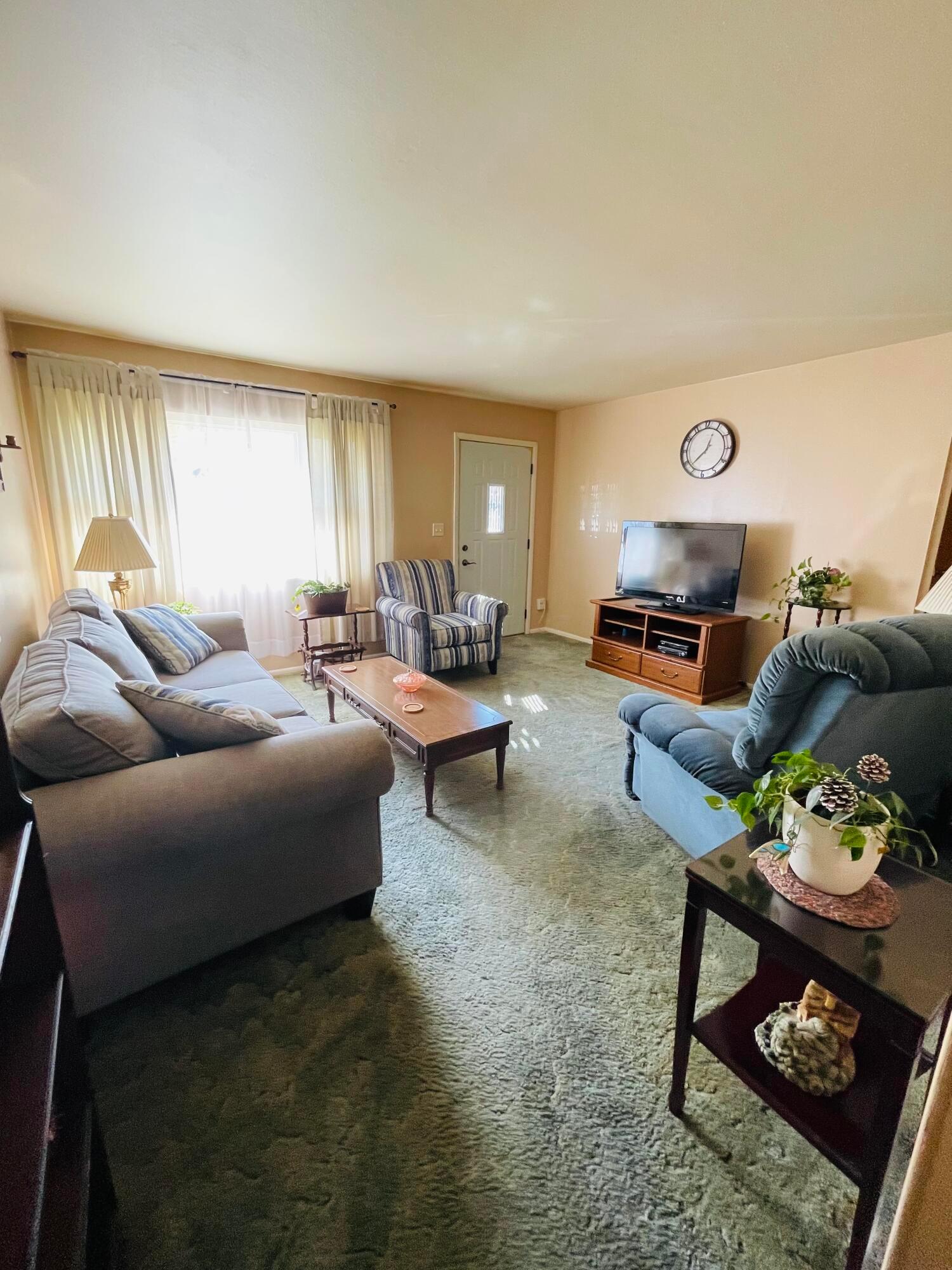 5245 Edgeview Road Columbus, OH 43207 - Photo 2 of 19 D6E67C85-6418-49D3-8B5A-5A854C991CF8
