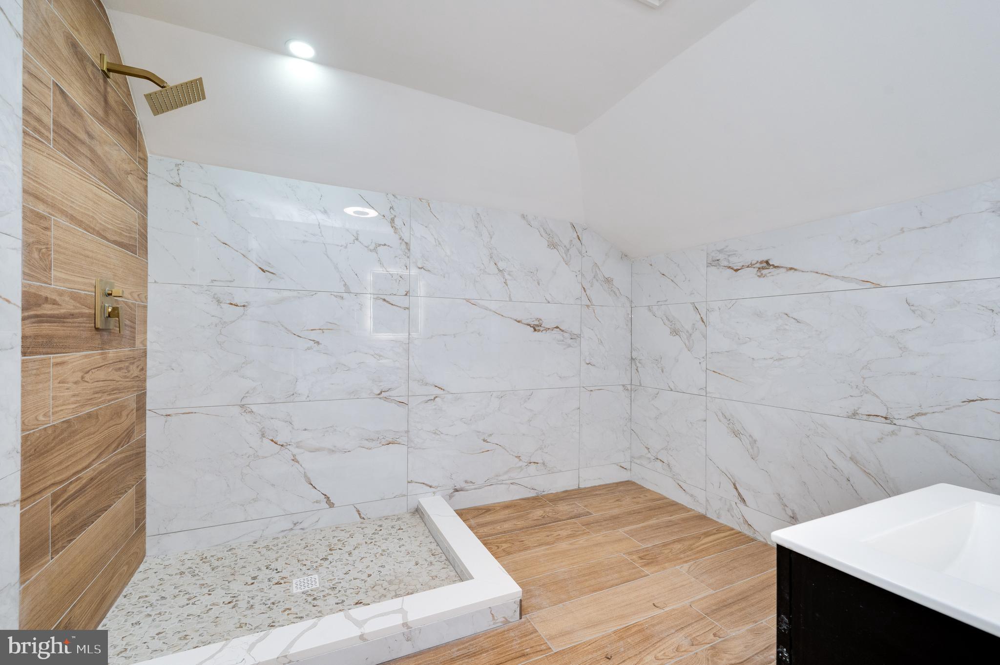 308 State Street Reading, PA 19607 - Photo 27 of 50 2ND FLOOR BATHROOM