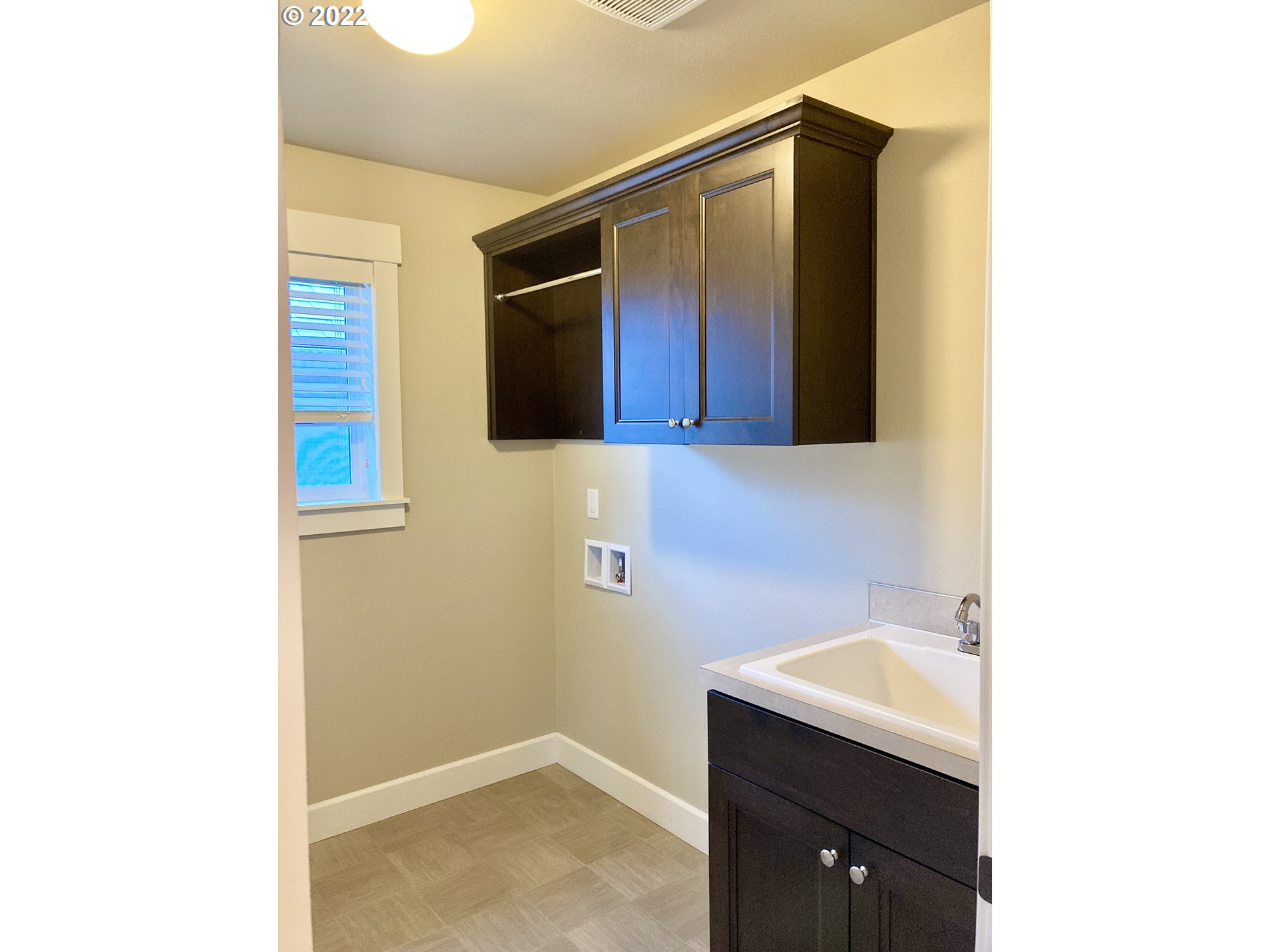1201 South Quail Run Place Ridgefield, WA 98642 - Photo 19 of 27 a bathroom with a sink and a mirror