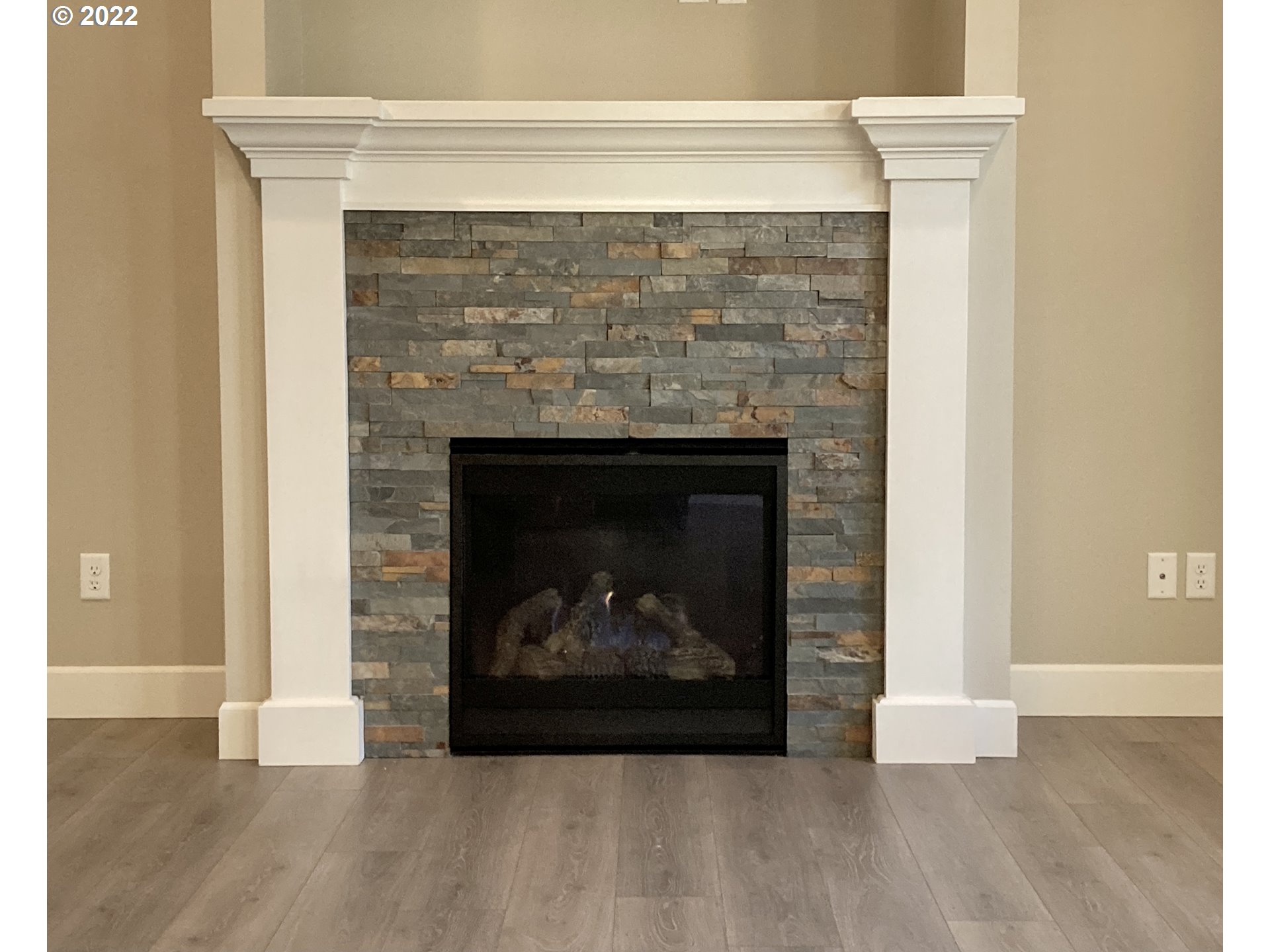 1201 South Quail Run Place Ridgefield, WA 98642 - Photo 10 of 27 a living room with a fireplace
