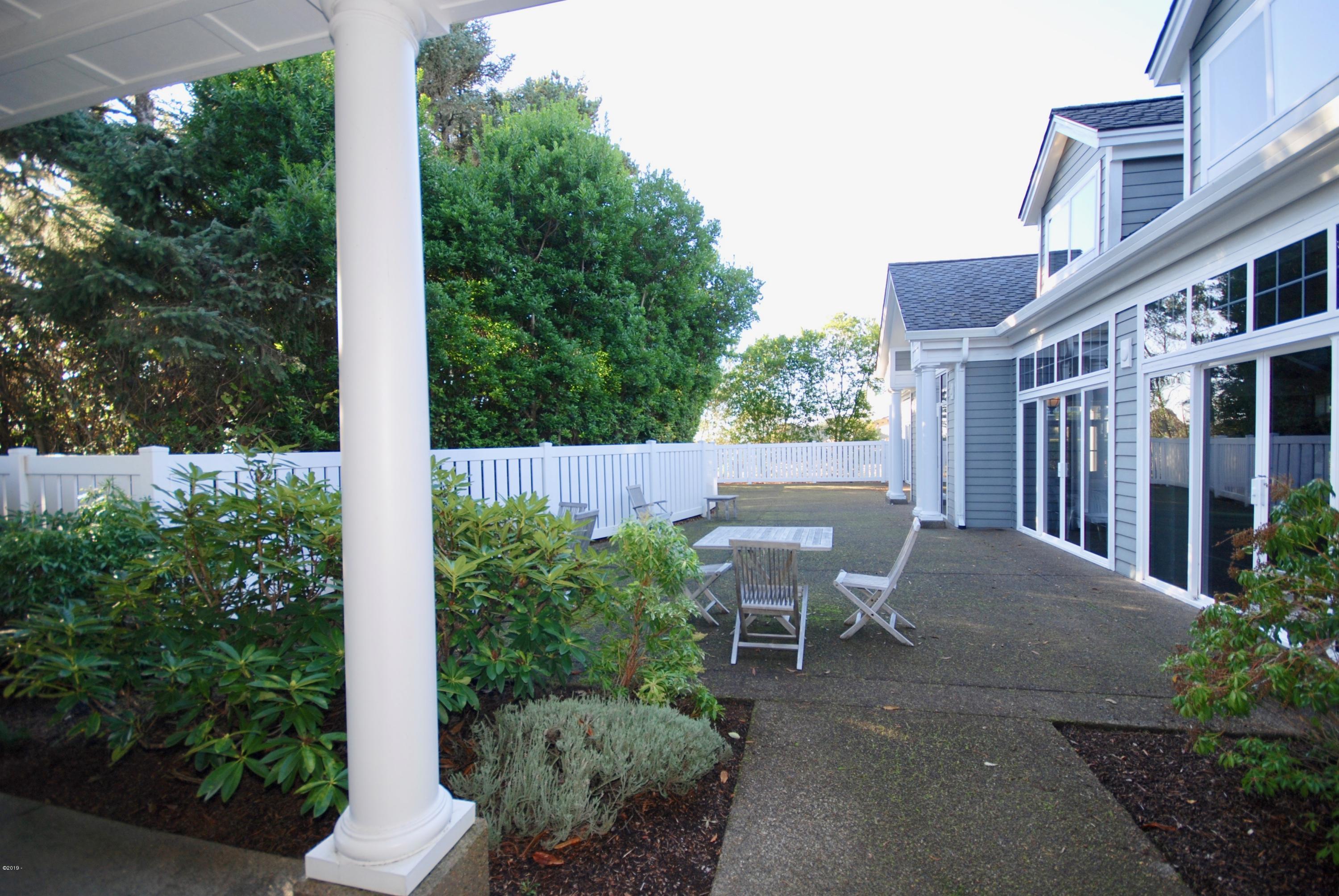 320 Southwest 58th Street Newport, OR 97365 - Photo 14 of 29 Clubhouse Patio