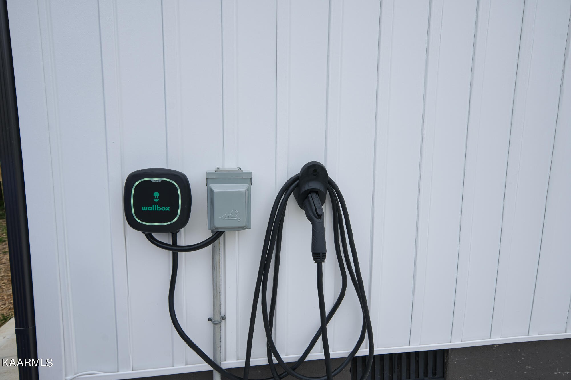 1519 Cunningham Road Knoxville, TN 37918 - Photo 16 of 16 a close view of light fixtures and entryway