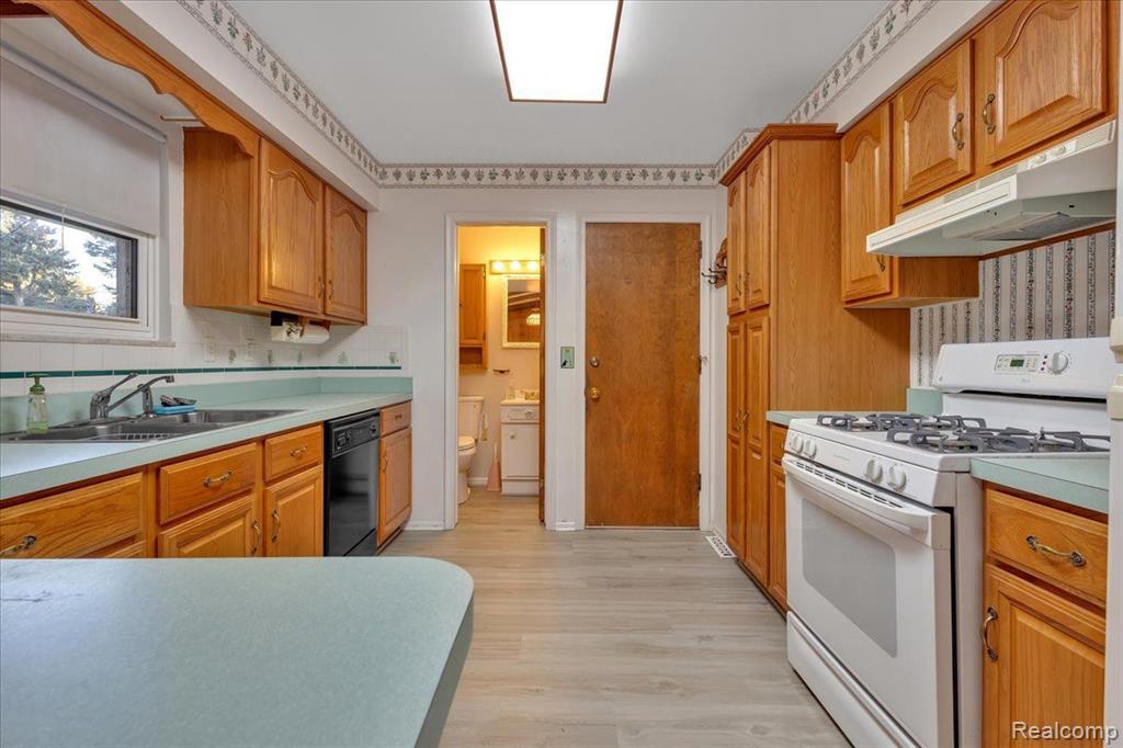 445 North Elba Road Lapeer, MI 48446 - Photo 12 of 28