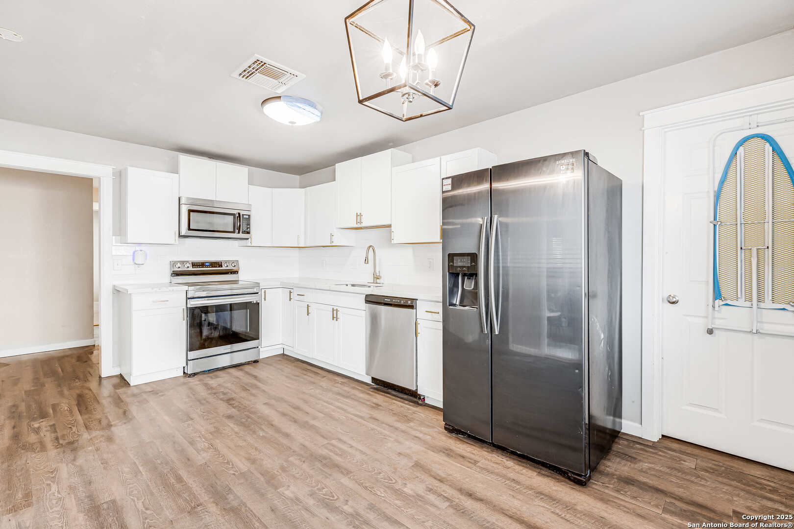 8308 Spring Town Street Converse, TX 78109 - Photo 5 of 31