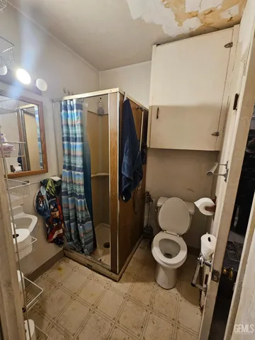 a bathroom with a toilet and a shower