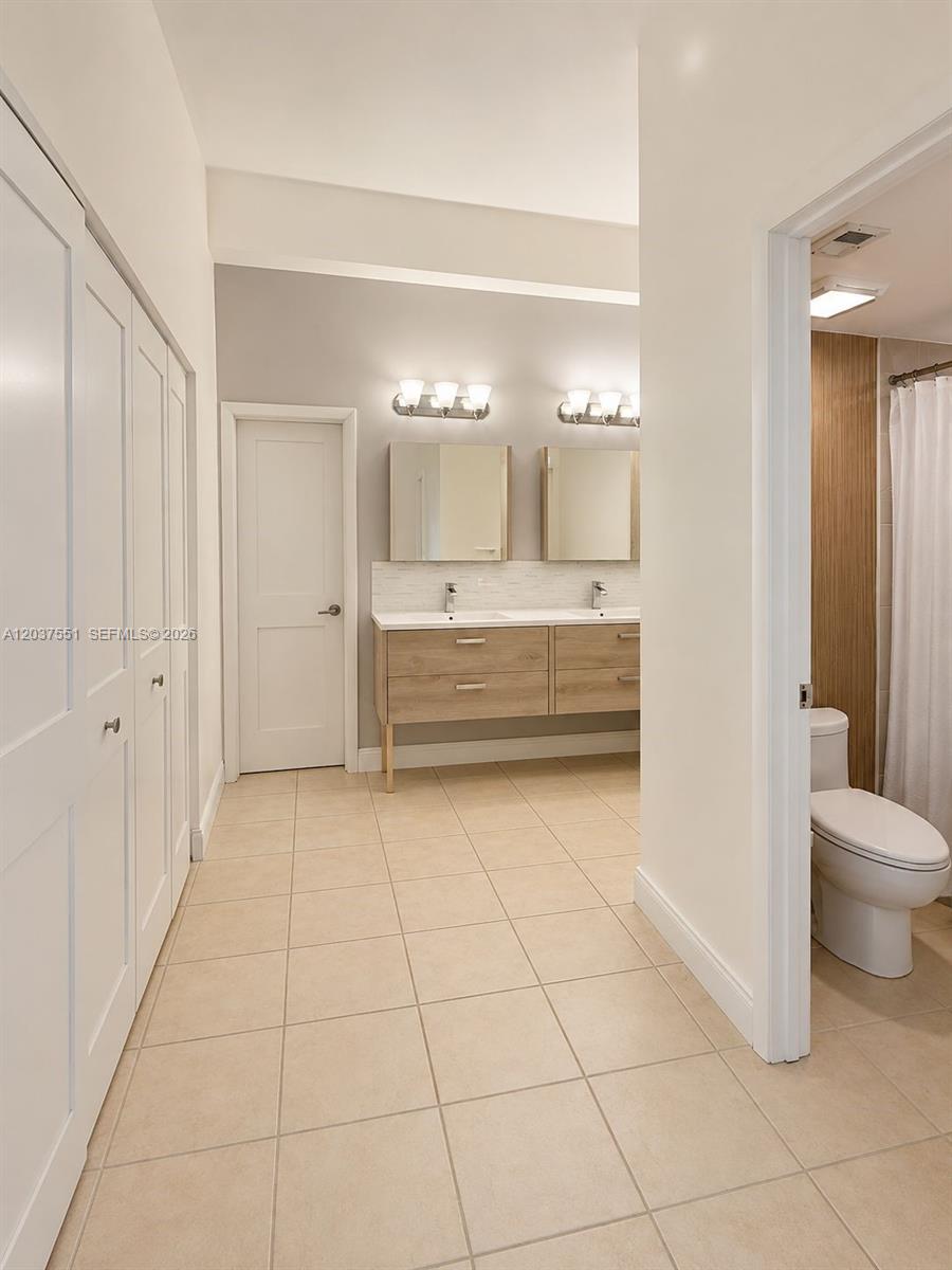 7968 Southwest 105th Place Miami, FL 33173 - Photo 17 of 29 Primary Bath