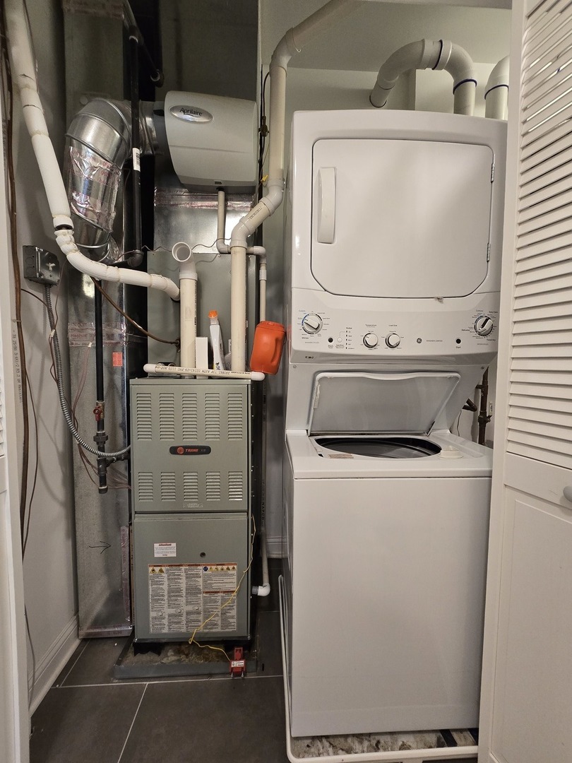 723 West 34th Street, Unit 2E Chicago, IL 60616 - Photo 9 of 9 a utility room with dryer and washer